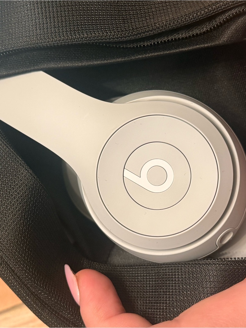 Beats by Dre Solo 4 On-Ear Headphones in Light Gray - Picture 2 of 10